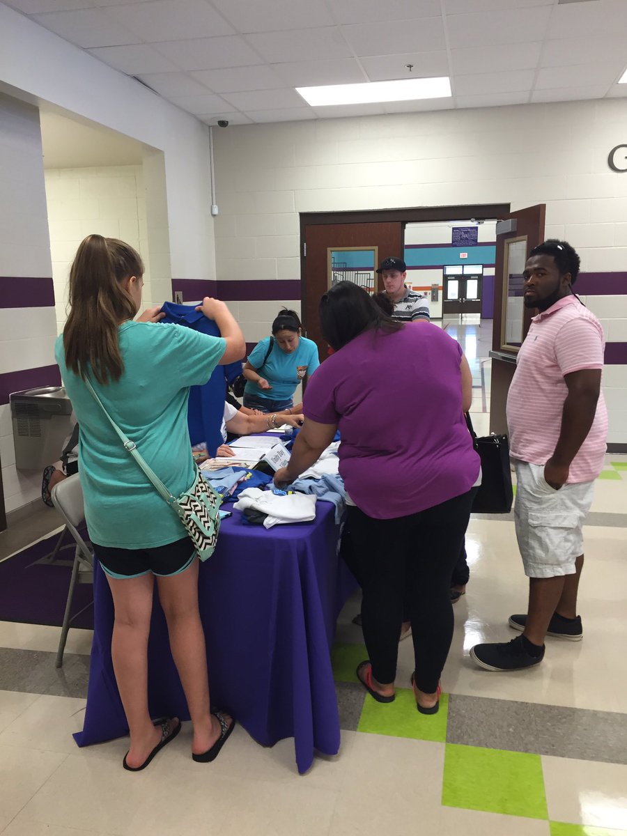 BCESMustangCity's tweet photo. Back to School Bash is in full swing! #FCPStrong #F5 #MustangCity https://t.co/iZGSpFJEaW