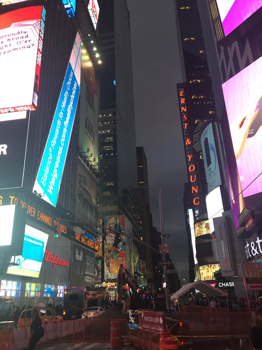 JustinFay_EY's tweet photo. I may have left the @EY_IILC but the black and yellow follows you everywhere! #IILC #newyork #TimesSquare https://t.co/6CYLdKtnEW