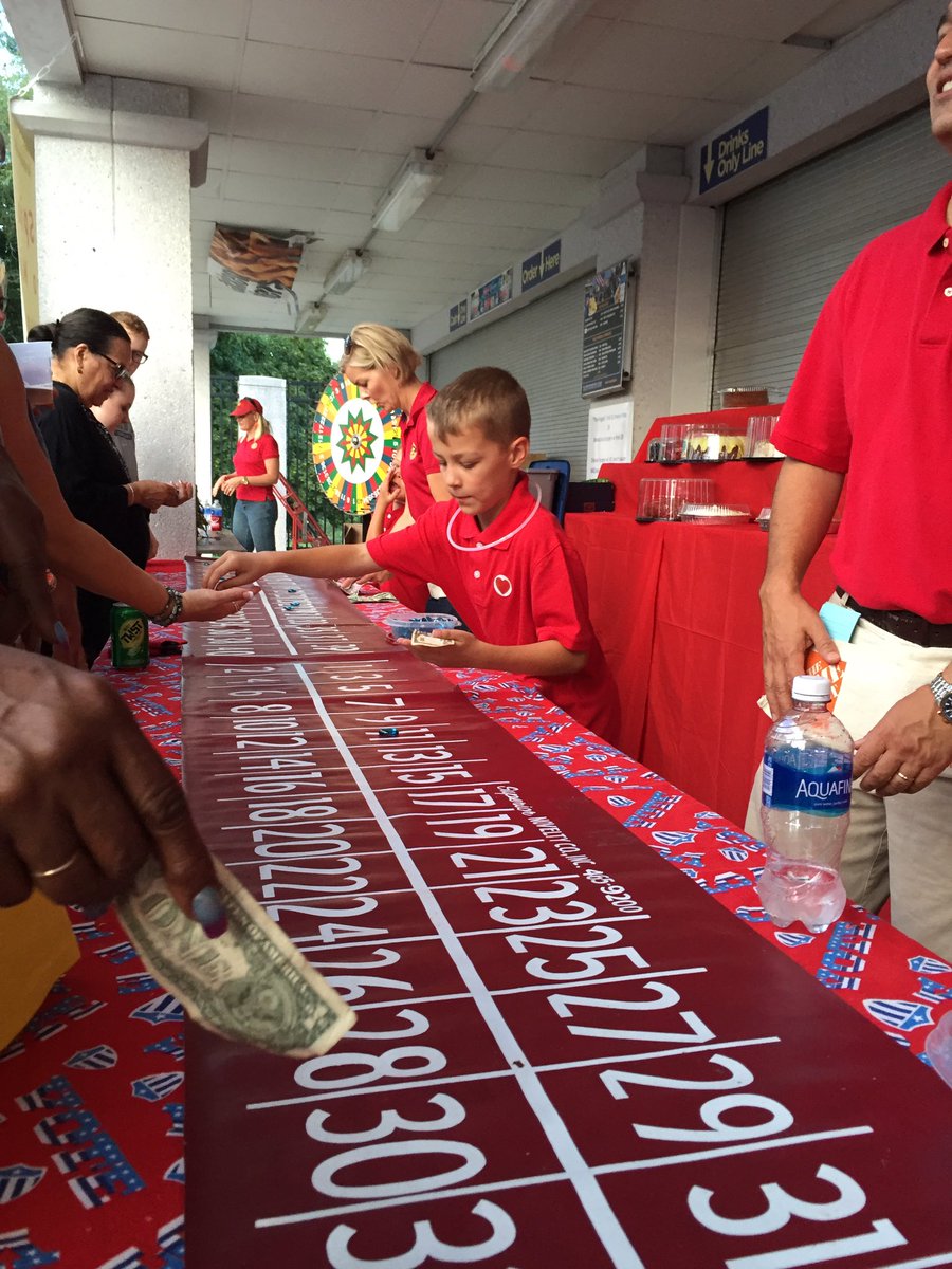 ⚡️round on the #CakeWheel <a href="/AnnapolisRotary/">Rotary of Annapolis</a> #crabfeast 🦀