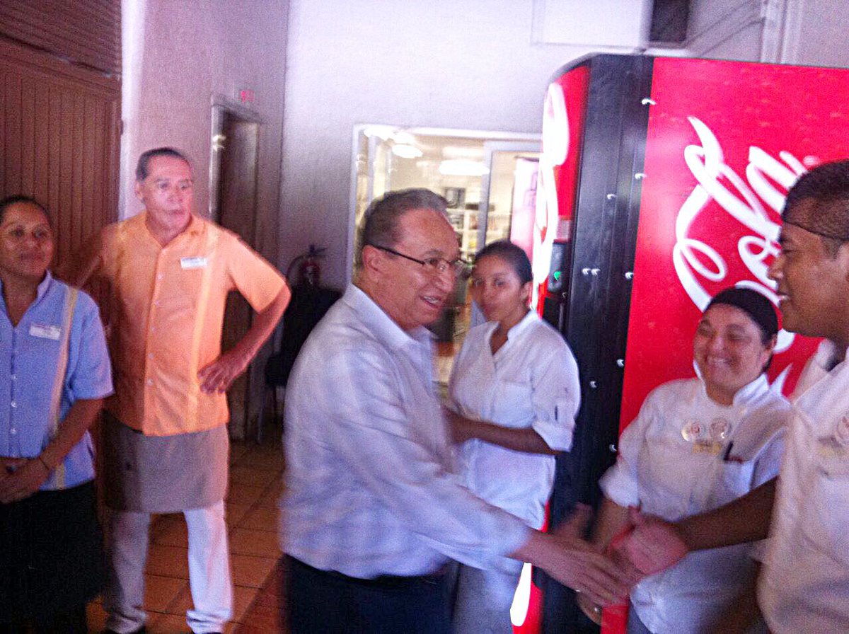 IsaiasGCroc's tweet photo. Seguimos visitando a mis compañeros croquistas, ahora estoy en el hotel Holiday Inn Los Cabos #BCS. https://t.co/Okqw1Ka5tb