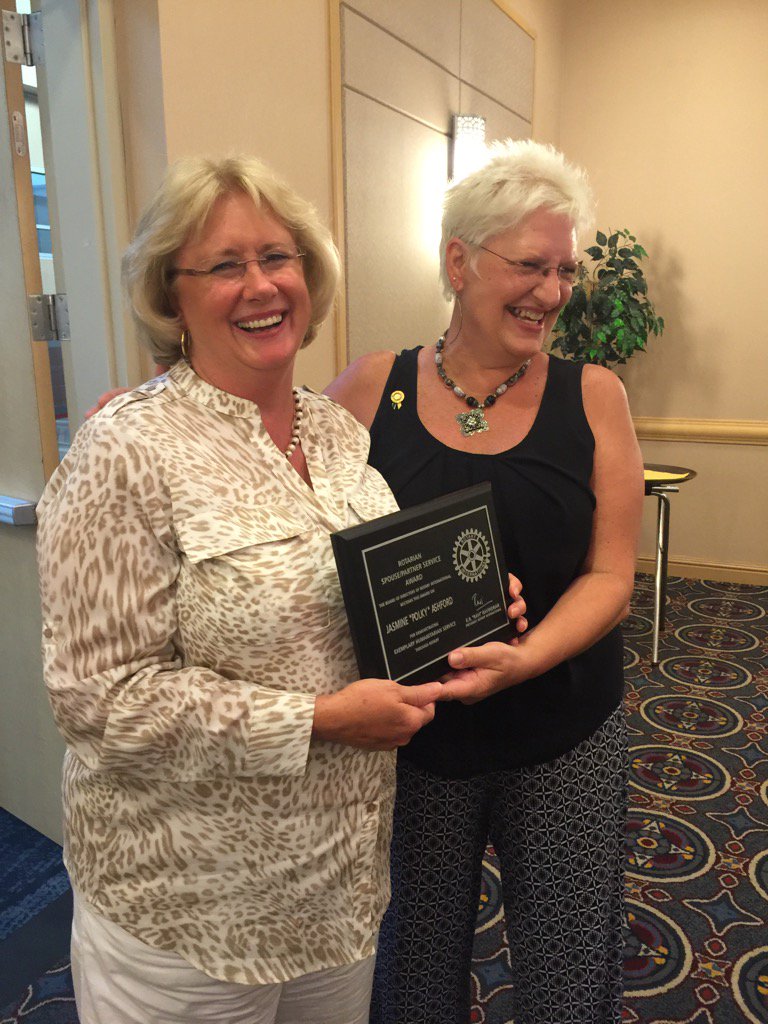 DeanHammond4's tweet photo. Polky Ashford of #RotaryLexKY receives #Rotary International Spouse Award from #CindyLegg #MSPETS #ChattanoogaTN https://t.co/jfl2KcVpIb