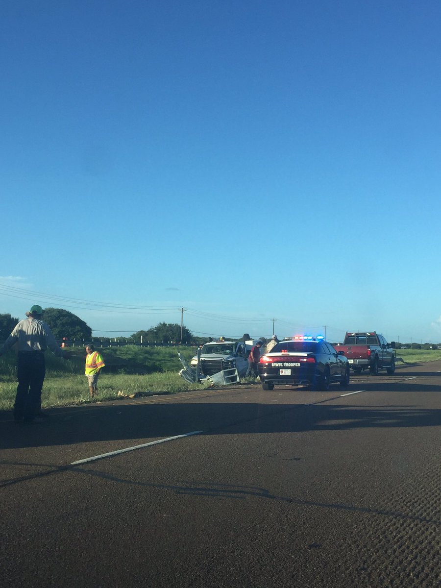 savannahkblake's tweet photo. @Vicadvocate About an hour ago a truck struck the guard rail on highway 59 towards Edna. Currently no injuries. https://t.co/GoEniD6wpF