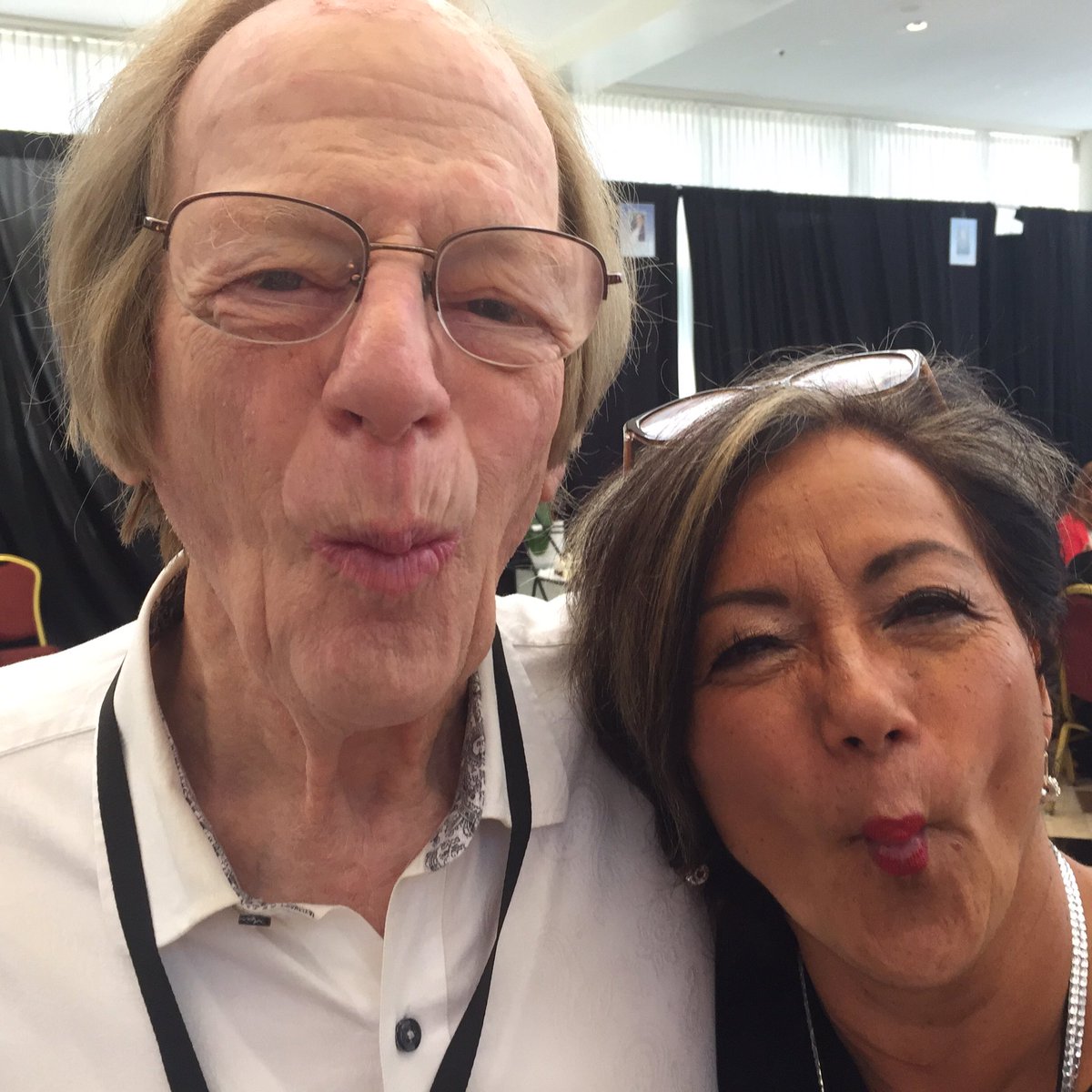 hypnotist_lady's tweet photo. Honored to have the incredible Ken Kragen fishy face with me!#ewnconf #ifeelconfident#iamconfident https://t.co/LgTe3WRNIH