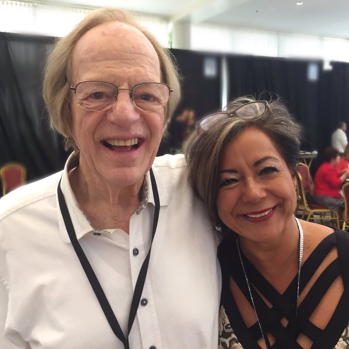 hypnotist_lady's tweet photo. Honored to have the incredible Ken Kragen fishy face with me!#ewnconf #ifeelconfident#iamconfident https://t.co/LgTe3WRNIH