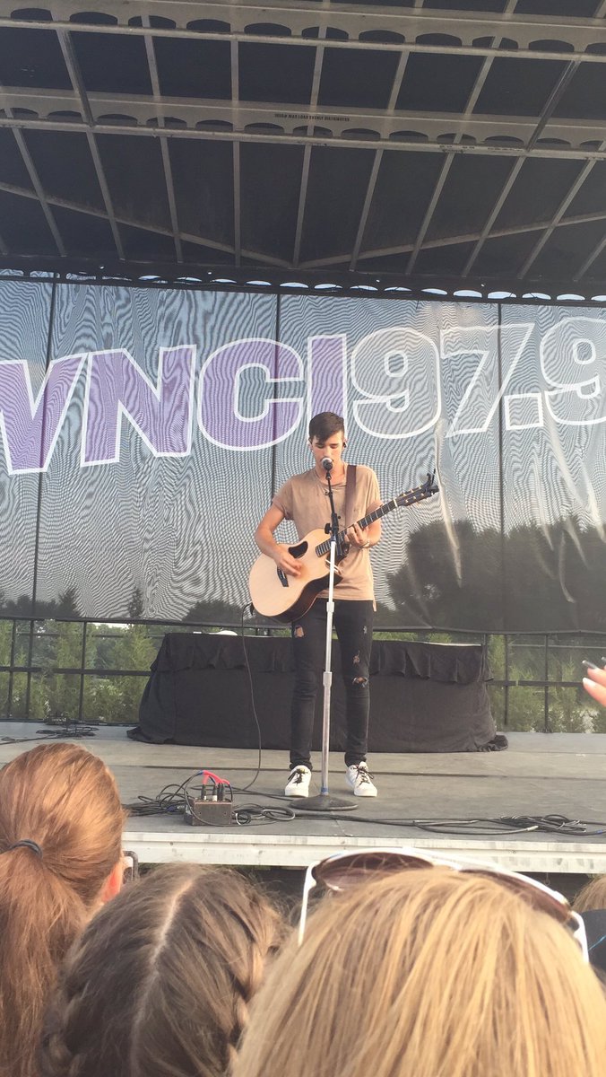 JacobBeaOnline's tweet photo. Jacob on stage tonight (via @BeaniesOnRauhl) https://t.co/UDINv11b5x