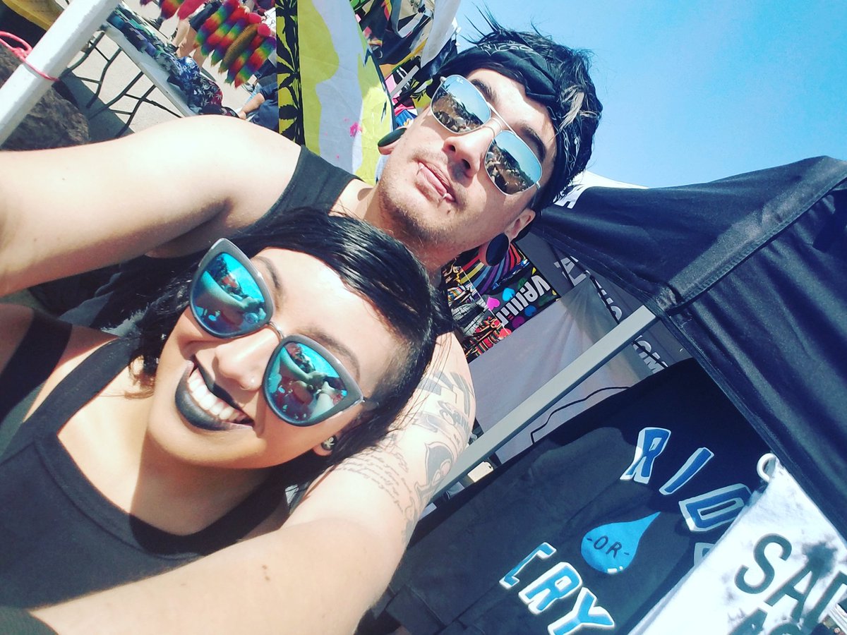 choirboyatbest's tweet photo. Posted up by the @emonightLA con bae. #WarpedTour bout to roll on to #emonitesd https://t.co/lgxiZokAHP