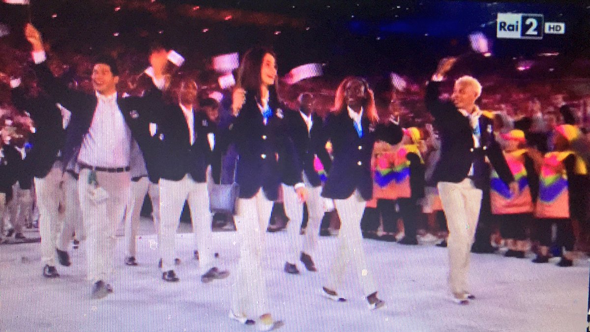 PRimeTorino's tweet photo. DAJE RIFUGIATI,
siete un po' l'Islanda di queste olimpiadi 😘
#OpeningCeremony #Rio2016 #PRimeTORio https://t.co/LgIizNKFhS