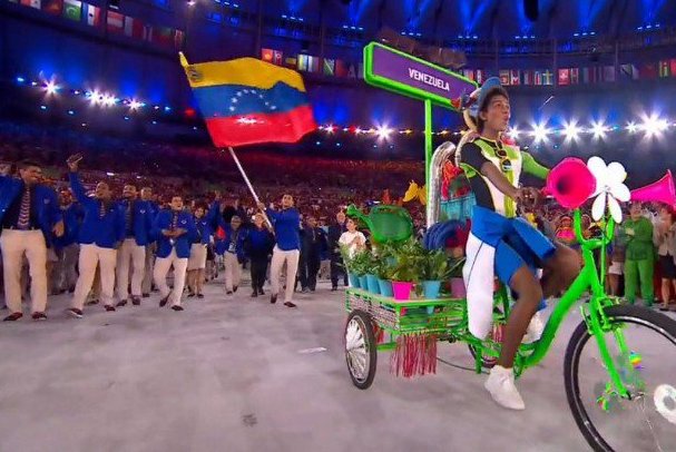 #JuegosOlimpicos #VenezuelapresenteenRio #Ven #ArribaVENEZUELA Así desfilo nuestra delegación  #HermosaTricolor