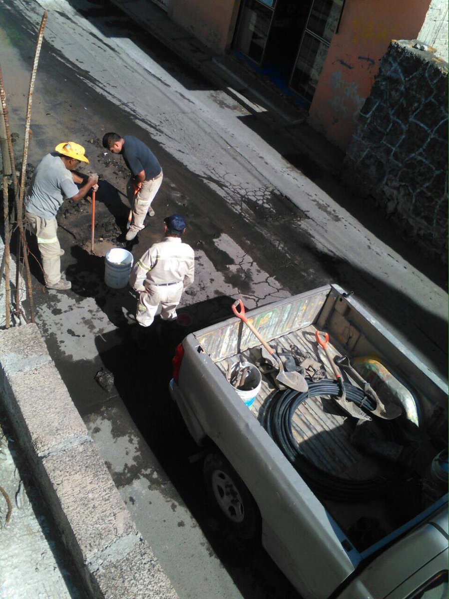 IztConRostroM's tweet photo. Reparación de fuga de agua en el Pueblo de Sta.María Aztahuacán, Dtto. XXII, @KarenQuirogaA https://t.co/YPZmqplmSh