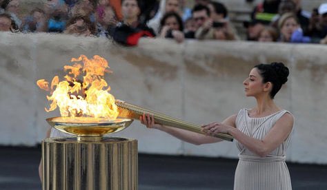Факел начал игру. Зажжение олимпийского огня в Греции. Зажжение олимпийского огня в древней Греции. Олимпийский факел в древней Греции. Эстафета олимпийского огня Греция.