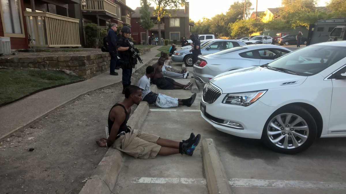 MLevel_DPD's tweet photo. @DallasPD @DallasPDVCTF @DPDChief SWAT&amp;NARC on 3rd warrant 4 2day. 11600 Audelia. Multiple guns, drugs, and arrests. https://t.co/ydyFVeHOLS