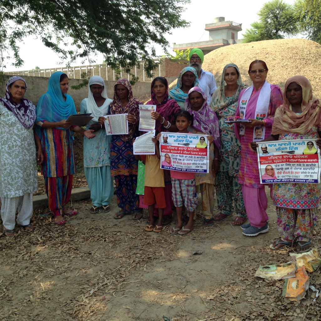 igurmeetkaur's tweet photo. Today's sign campgn got grt response frm village Fidde klan's ladies thy wr excited abt up coming of AAP .improvment https://t.co/4ZpO36BCrp