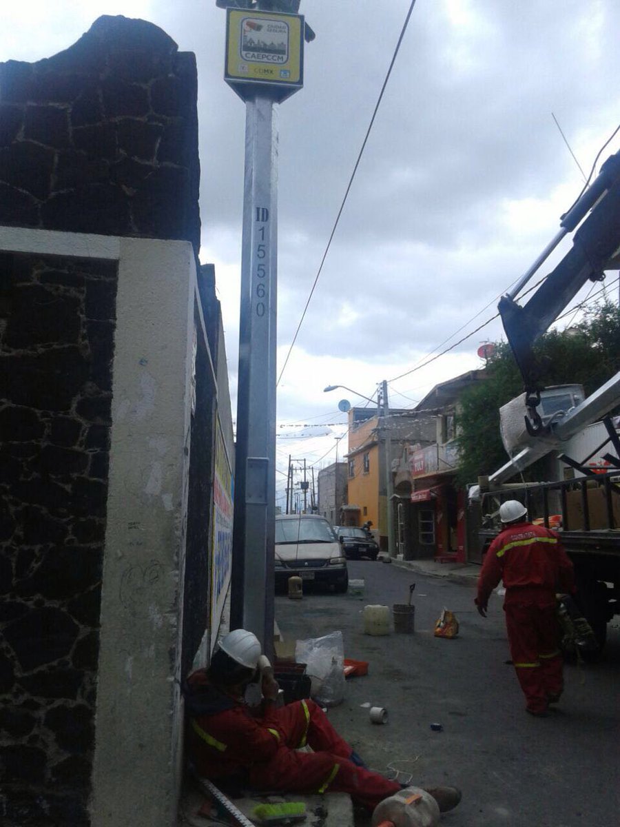 IztConRostroM's tweet photo. Colocación de cámara de vigilancia en el Pueblo de Santa María Aztahuacán. @KarenQuirogaA https://t.co/fDUNLwhAU6