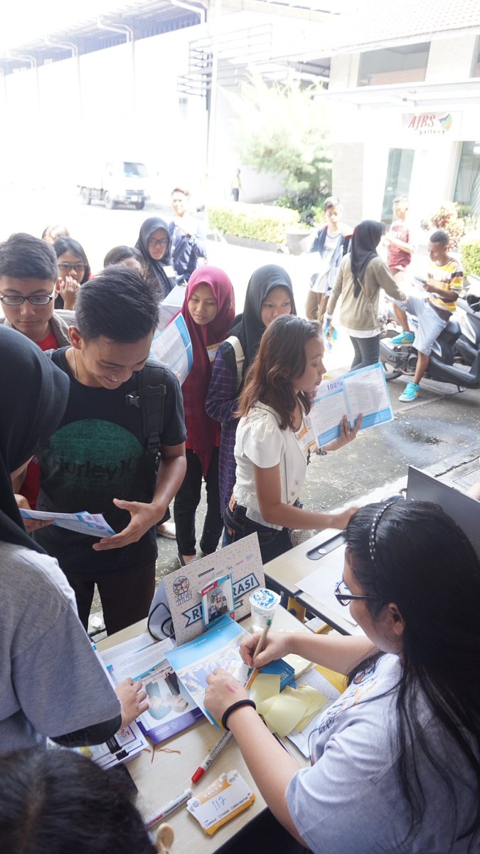 ProvokeMagazine's tweet photo. Repro Hunt Surabaya sudah mulai nih. Apa status kamu? Single, taken, atau bisa diatur? #reprohunt2016 https://t.co/AKYNYWx29R