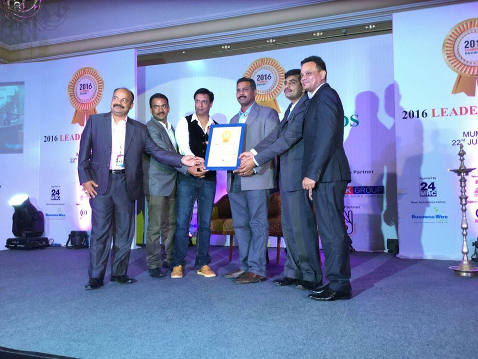 ValuePro_Int's tweet photo. ValuePro Team receiving Best Facility Management Company of the year from Mr. MADHUR BHANDARKAR , Film Maker https://t.co/kZRH58Pp0v