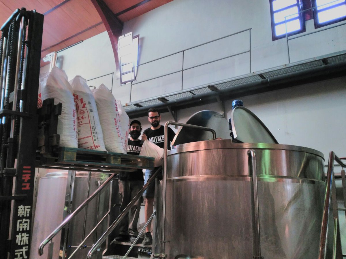 cervezasmutacho's tweet photo. #MUTACHEA #YAKKEA, que más da lo importante es la buena birra #MUTACHO #BebeFeliz #BebeLocal #CraftBeer #Brewery https://t.co/hb4S4wqwBf