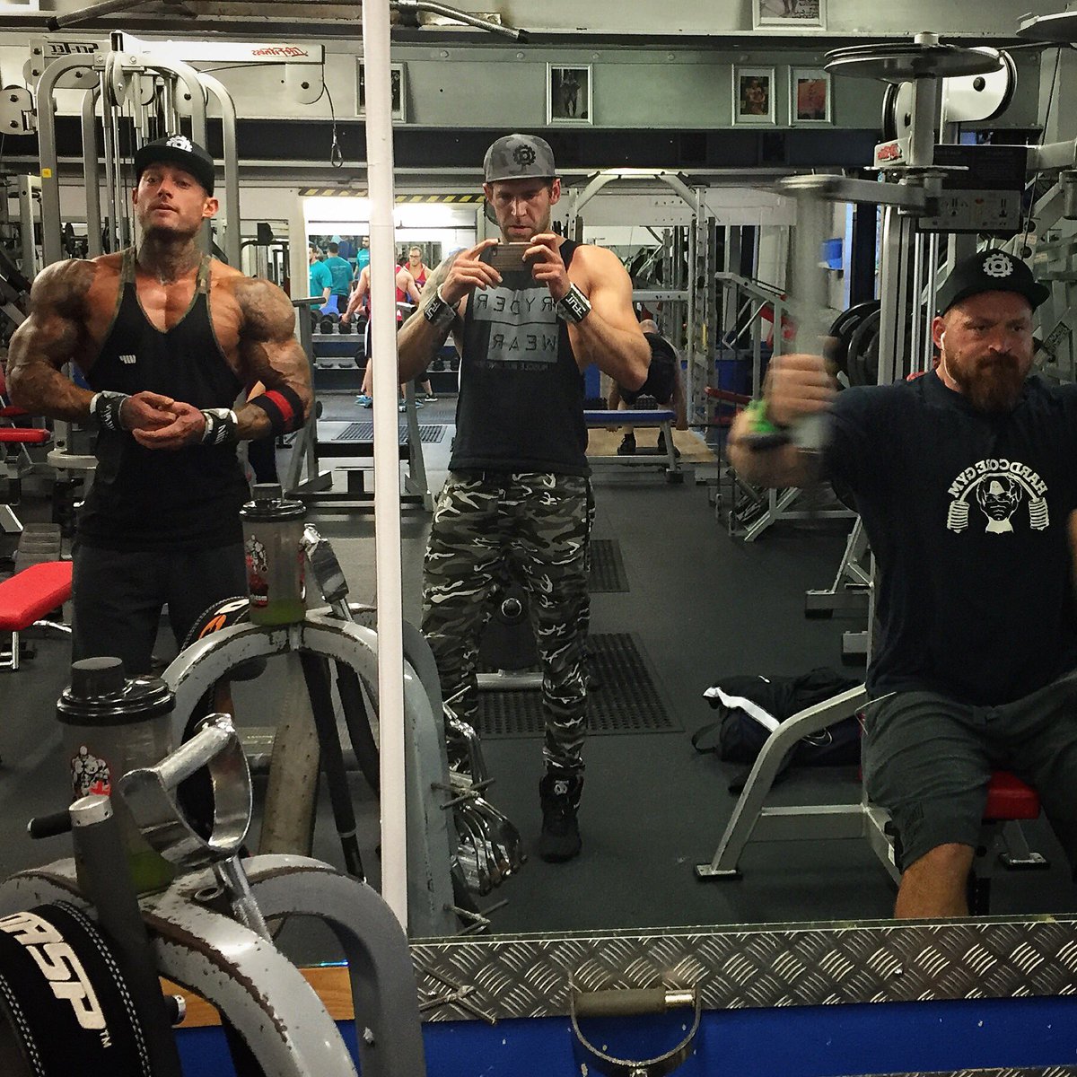 When your squad turns out in a big way for a pre holiday chest session at @physiquewarehse