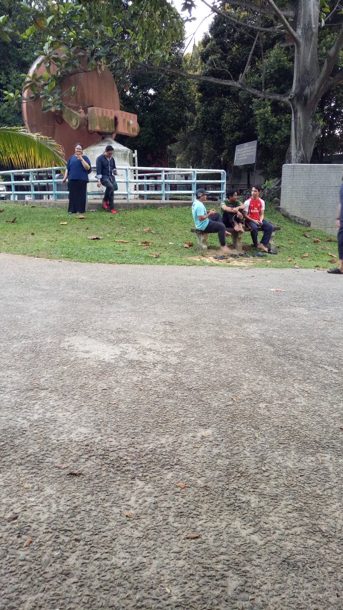twiterranian's tweet photo. Ada org letak incense. Ramai bertapak tgkp pokemon. Hhahaha https://t.co/mF4Im0HDnN