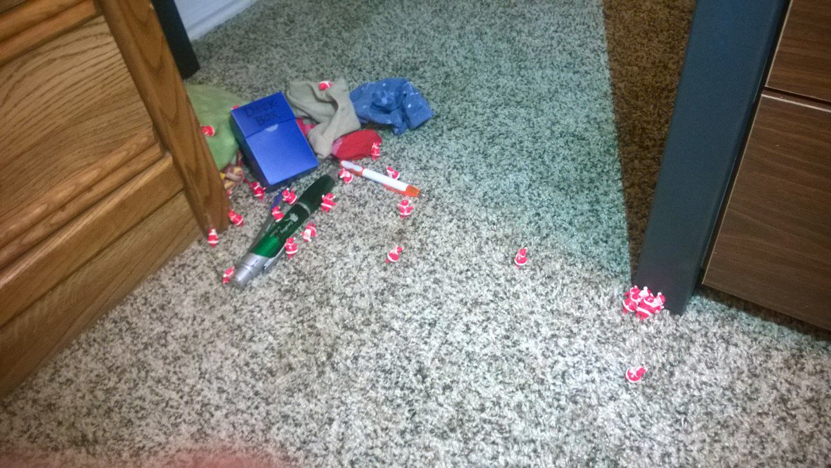 SarnicDirchi's tweet image. Huh...I missed some stuff when I was packing. But why are you guys interested in that? #SantasontheRun #itsnotcandy