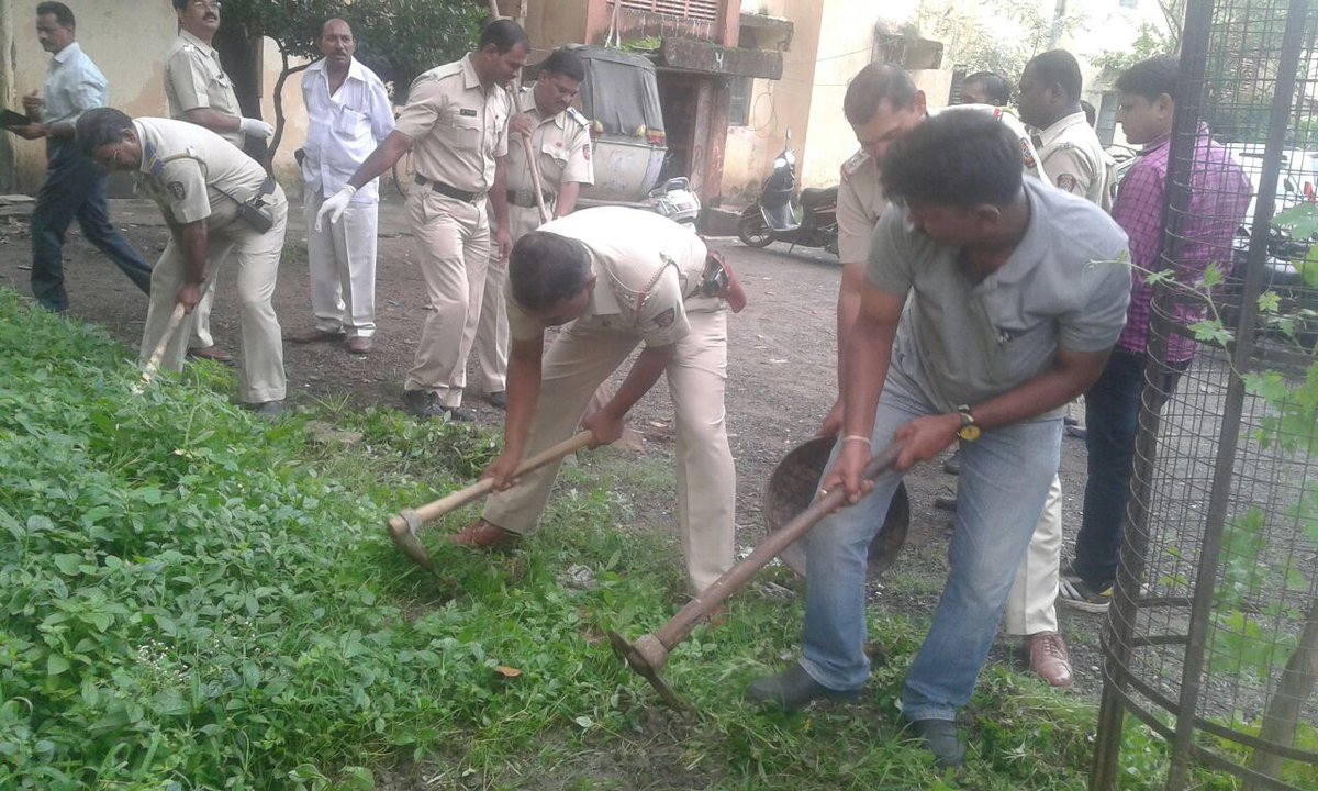 ajnipst's tweet photo. @NagpurPolice 
आज पो.स्टे. अजनी येथे श्रमदान दिवस निमीत्य अधिकारी कंर्मचारी यांनी पोलीस वसाहत मध्ये श्रमदान केले. https://t.co/sik6aAGqOz