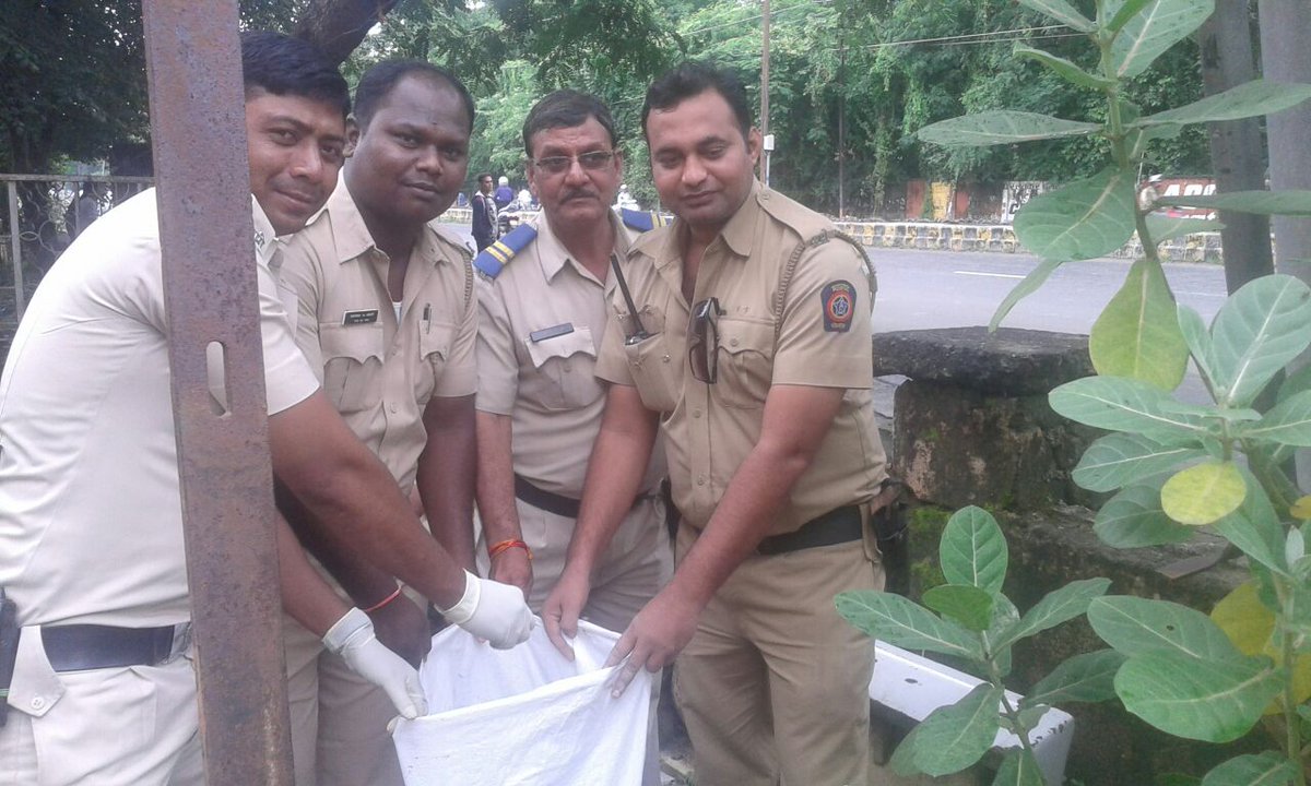 ajnipst's tweet photo. @NagpurPolice 
आज पो.स्टे. अजनी येथे श्रमदान दिवस निमीत्य अधिकारी कंर्मचारी यांनी पोलीस वसाहत मध्ये श्रमदान केले. https://t.co/6vuwBiVSwD