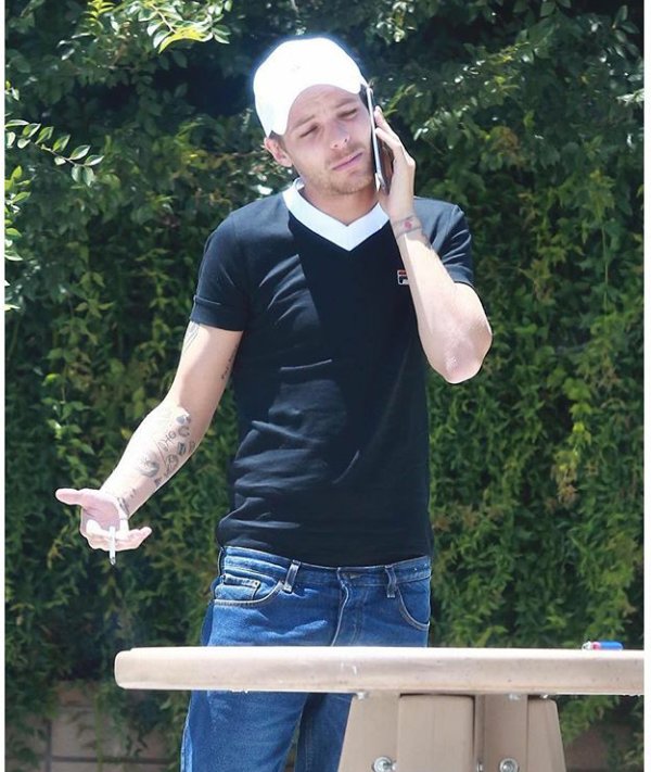 AllAbout1DItaly's tweet photo. Louis talking to the phone in LA (5-8-2016)-S. https://t.co/hlXla8MUfQ