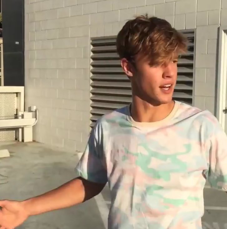hotlinevinnie's tweet photo. Where is my food? WHERE?!? @camerondallas https://t.co/Ediari6eEk