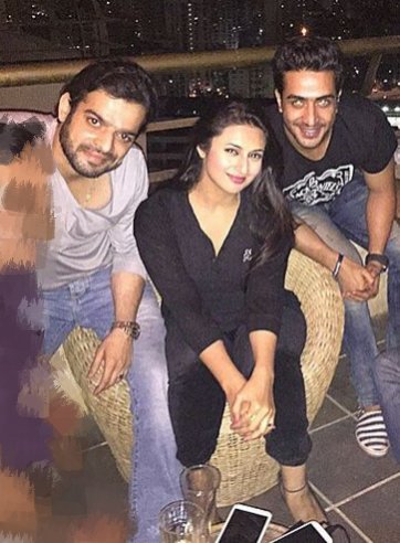 Choudharychinky's tweet photo. #DivAnAly
#MyLimitedCollection
#WeekndAddiction
#MyFav.Pic
@TheKaranPatel
@Divyanka_T
@AlyGoni https://t.co/3SHPLCBbJO