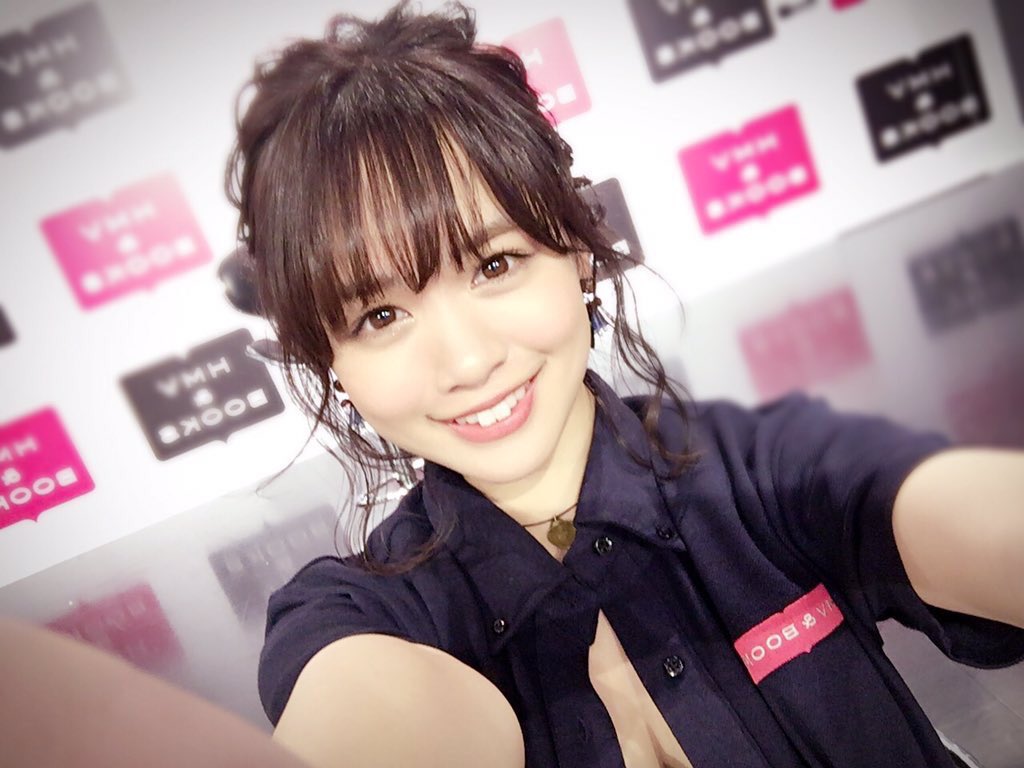 こちらを誘うような目線の菅本裕子の画像♪