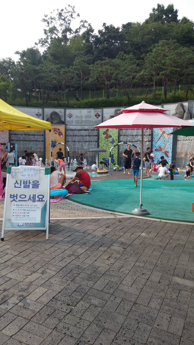 fSC8bozVfPQZaCp's tweet photo. 폭염 기승. . .그래도    어린이 물놀이장
에서  여유있게  더위를  식히는  성남  태평동
주민과  어린이들~  부럽다^^ https://t.co/VddpVAxTah