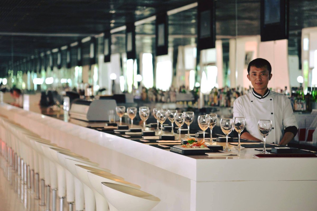 Başarılı Sushi Ustası XUEFEI WANG Hotel Su'da. Özlediğiniz gerçek sushi lezzeti için Hotel Su'ya davetlisiniz.