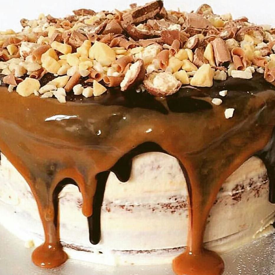 Obsessedwchoc's tweet photo. Chocolate and Caramel drip cake!!! Photo: @tipthyme 🍰👍🍰 #chocolate #caramel #cake #chocolatecake #food #foodie #eat https://t.co/JL8vVmfmpS