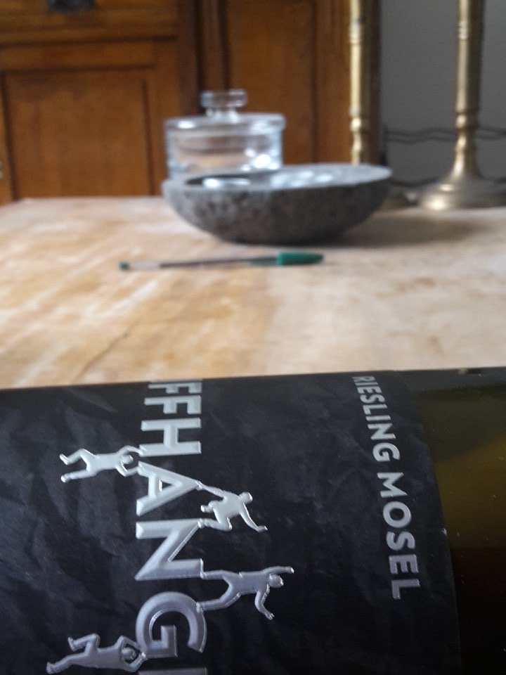 Wat een aangename verrassing: nieuwe #riesling  in assortiment AH, Cliffhanger uit de Moezel, is erg smakelijk!