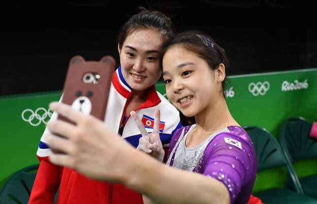 North Korean and South Korean gymnasts take selfie together #Rio2016 
buff.ly/2aMAfhe