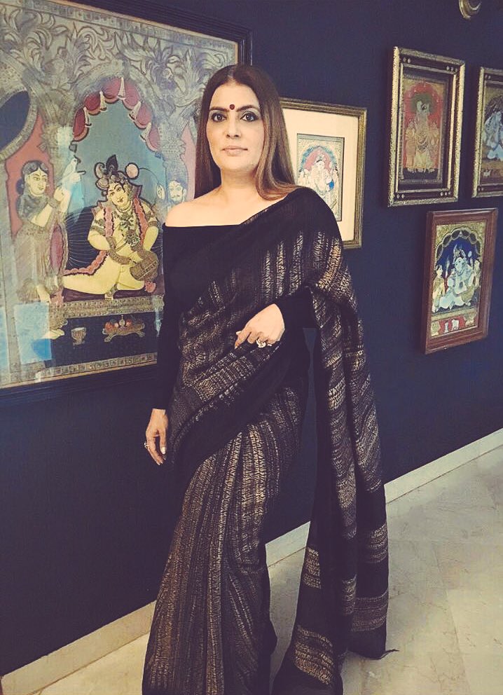 reynutaandonn's tweet photo. Sometime rustic ✖️ sometime #chic -- #Handloom comes in every avatar #SunilSethi @TheFDCI #IWearHandloom https://t.co/I4YmgSH9CY