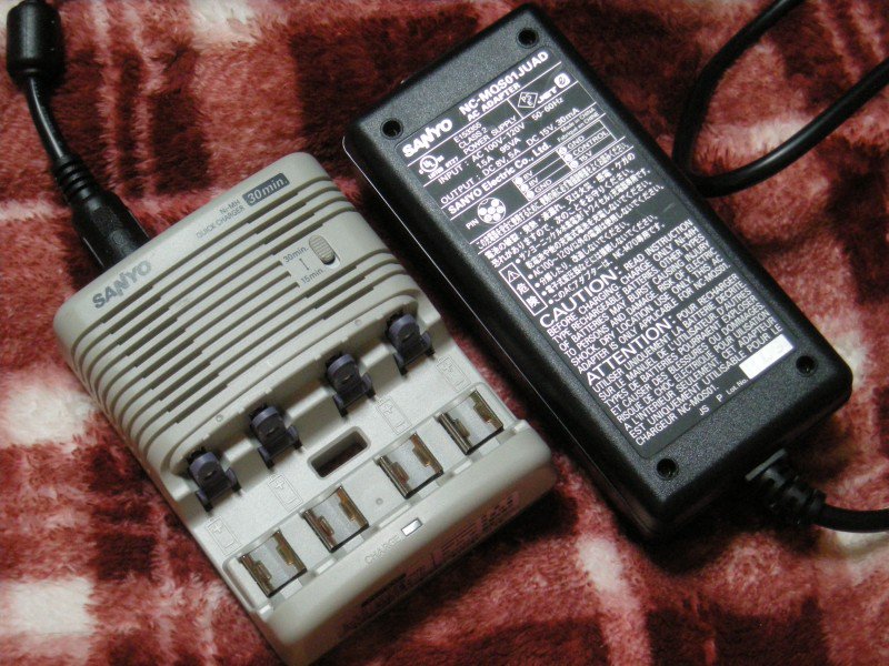 みは Sur Twitter この Nc M70 で驚くべきはacアダプタの大きさで 各社が発売した超急速充電 器の中では最大クラスの大きさなのでは これ 超急速充電器でありながらも放熱ファンは搭載されておらず 充電中は静かだが充電完了時 電池は猛烈に熱くなる Https T