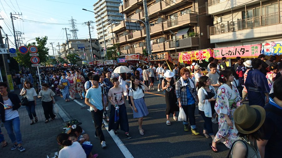 戸田橋花火大会19屋台エリアは 花火を見ながら食べる 飲む