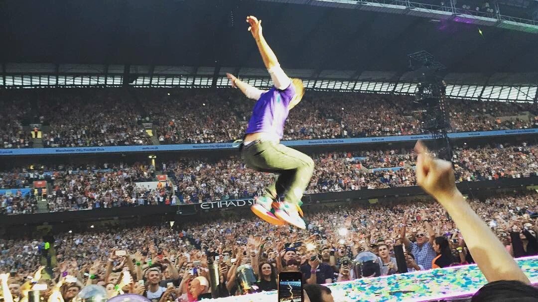 lezosterone's tweet photo. Gravity has no effect on this man. #MTVHottest Coldplay https://t.co/sTdmZdgs7B