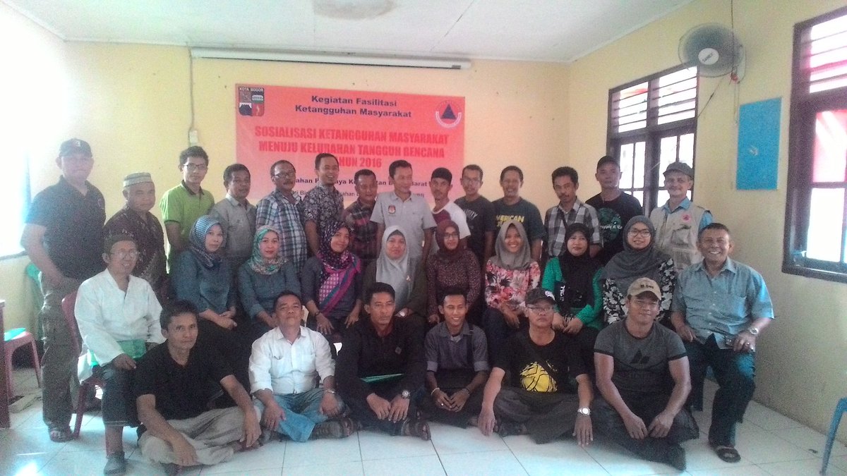 erwin_lpm's tweet photo. Relawan Kelurahan Tangguh Bencana @KelPasirjaya1 @Kec_BogorBarat @KangEncep @bpbdkotabogor @PemkotaBogor https://t.co/xBqERuPTEc