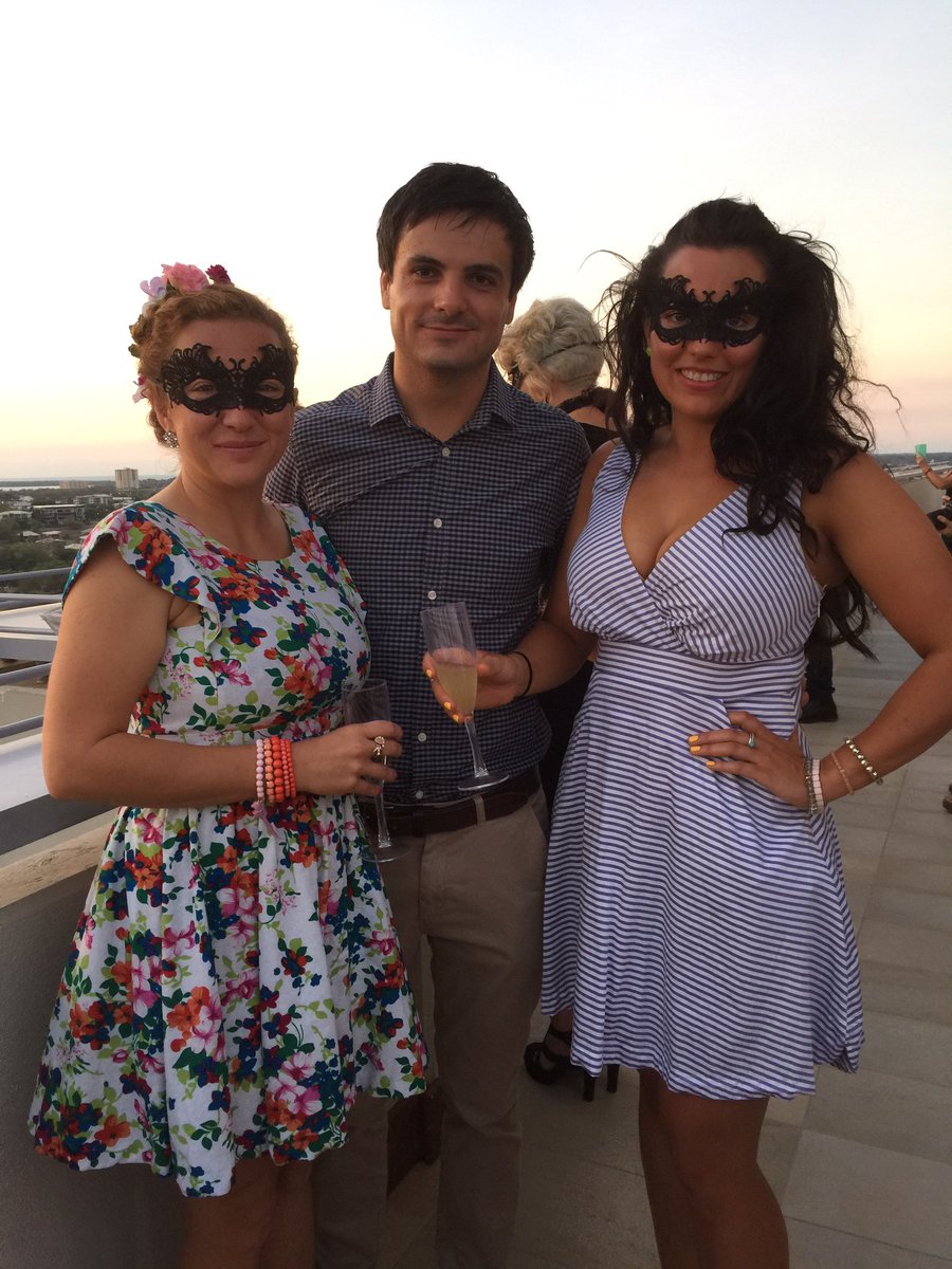 waterpenny10's tweet photo. Drinks at sunset, a great start to the @RIELandCo ball in Darwin tonight @CDUni https://t.co/06NycVlDGw