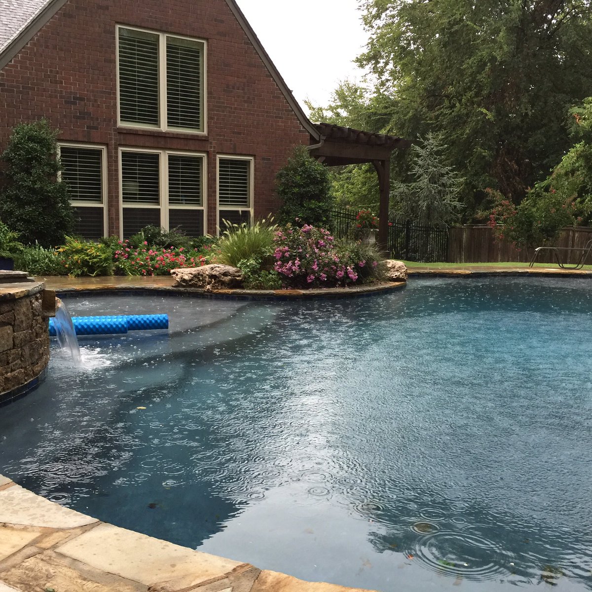 ninrya's tweet photo. After enduring many days of unbearable heat in Tulsa OK we get a surprise rain today. #itscooloutside #enjoyit https://t.co/sdQQwcu3yr