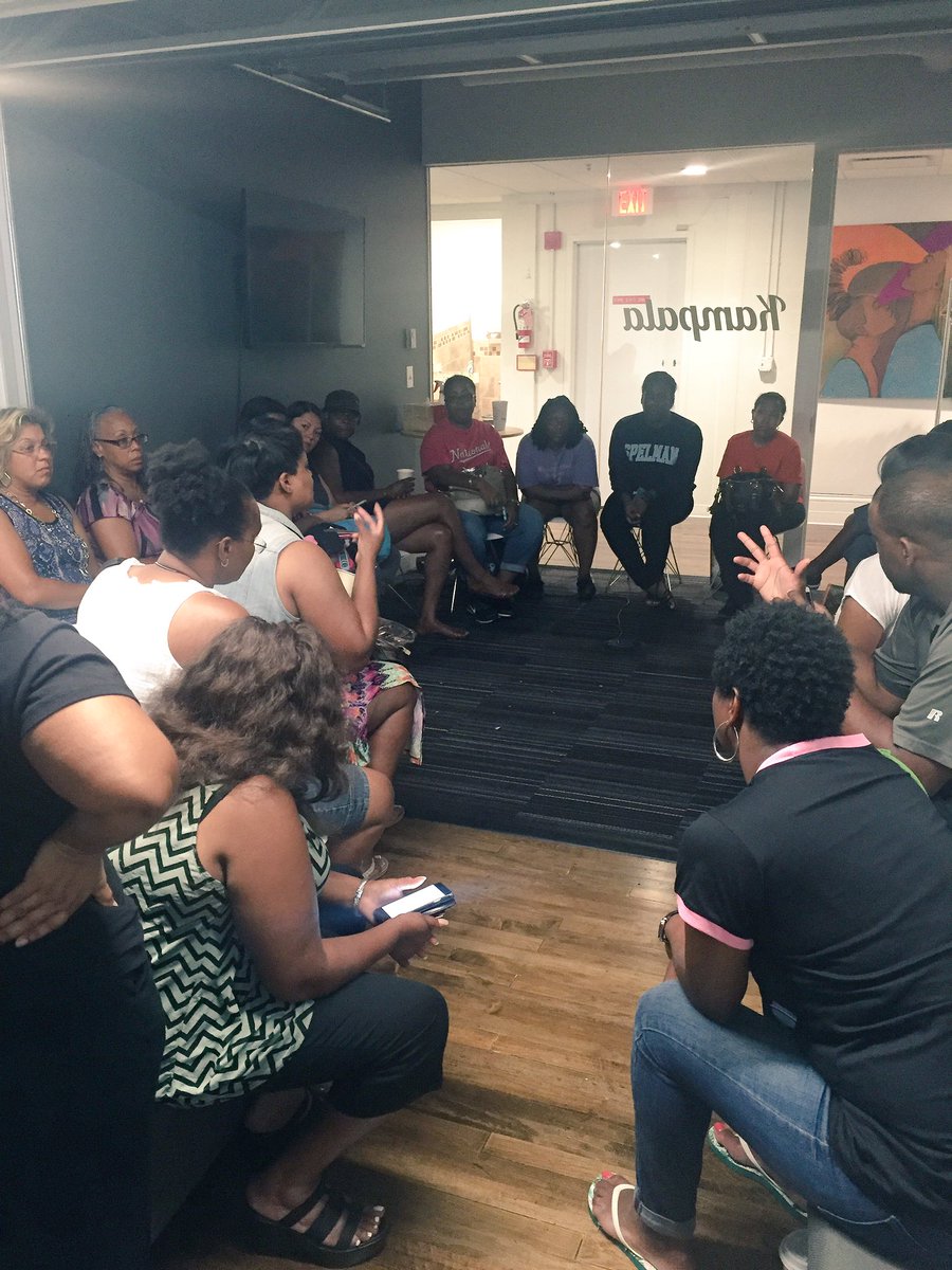 volunteerBGCDC's tweet image. Our tech divas aren't the only ones learning today Parents are learning about Computer Science #BGCSummerofCODE2016