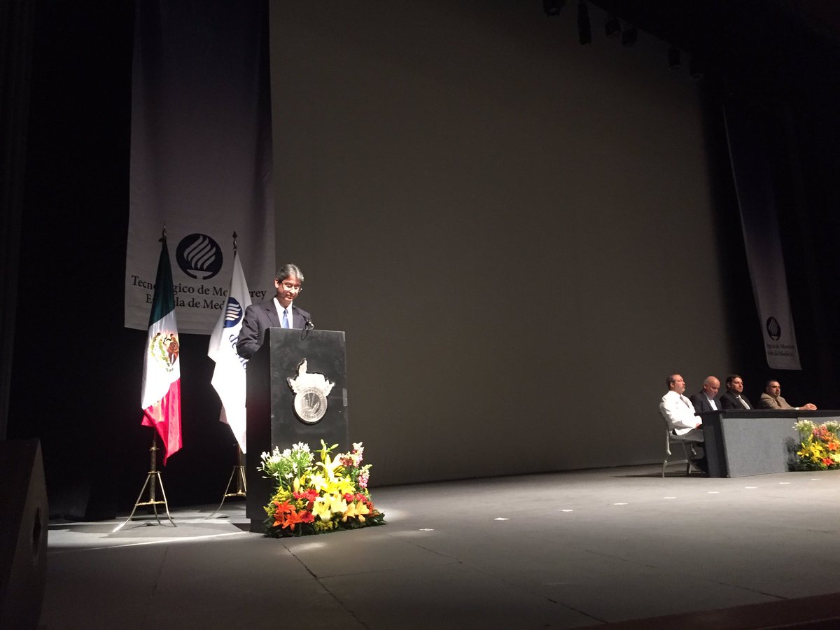 DCS_TecdeMty's tweet photo. Dando inicio a la Ceremonia de Compromiso Profesional de los alumnos de #CienciasDeLaSalud ¡Bienvenidos! @TecdeMty https://t.co/uVodoe05dP