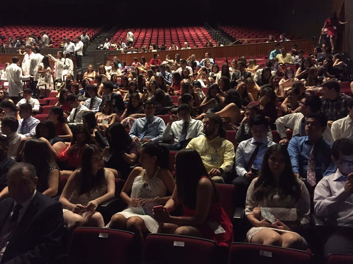 DCS_TecdeMty's tweet photo. Dando inicio a la Ceremonia de Compromiso Profesional de los alumnos de #CienciasDeLaSalud ¡Bienvenidos! @TecdeMty https://t.co/uVodoe05dP