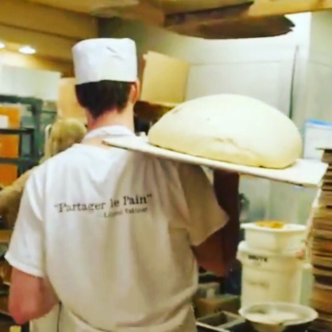 lafarmbakery's tweet photo. Partager le pain. #sharethebread #breadbakers #boule https://t.co/MSRsVtoivU