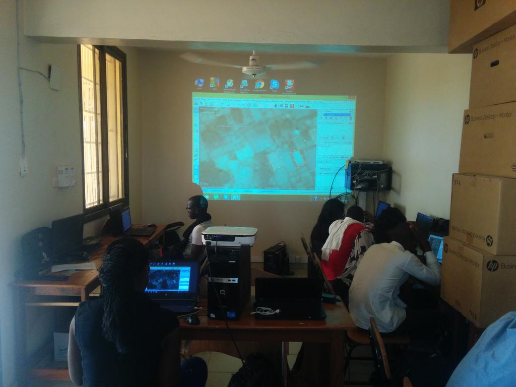 OSM_Mali's tweet photo. Jr3 CartoCamp à #Ségou avec des étudiants capables de servir de tous les outils #OSM #Map4Segou #Map4Ml #projetEOF https://t.co/fgr4J0Ouht