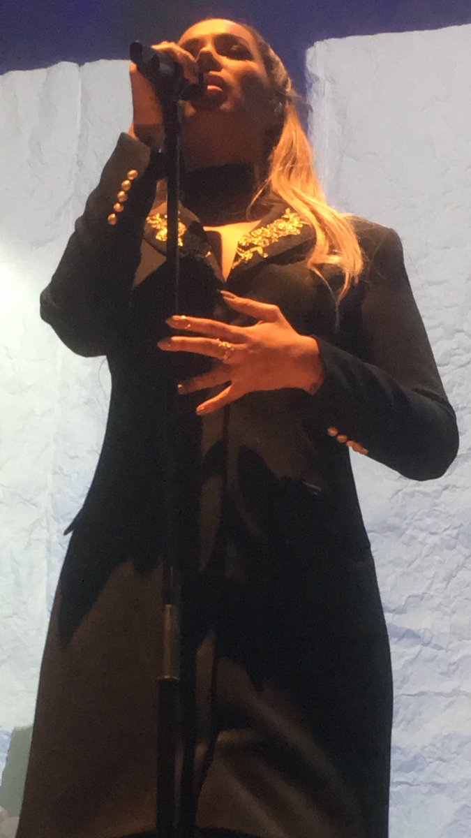Burtini's tweet photo. So much to do but instead Im distracted w/ thumb envy after finding this @leonalewis photo on my phone #stumpythumbs https://t.co/Oxf1N11AhQ