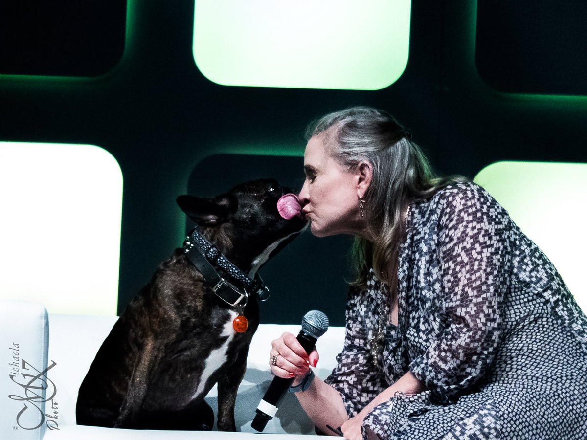 MichaelaKPhoto's tweet image. #garyfisher Love @carrieffisher @Gary_TheDog #swce #swcepics #starwars