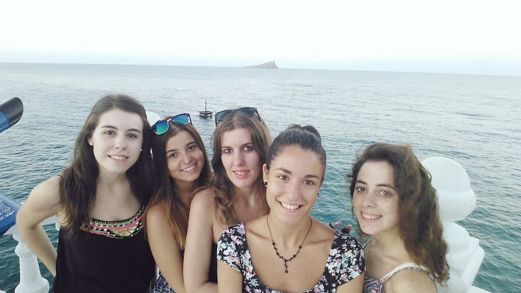 zutoia93's tweet photo. #Beniii te decimos aguur y hasta luego 👋 #Volveremos #NosVanAEchar 👭🎉🍹💞🌞🏊🎶😏🌊🌴👌😴 https://t.co/1BGdiNj0Q8