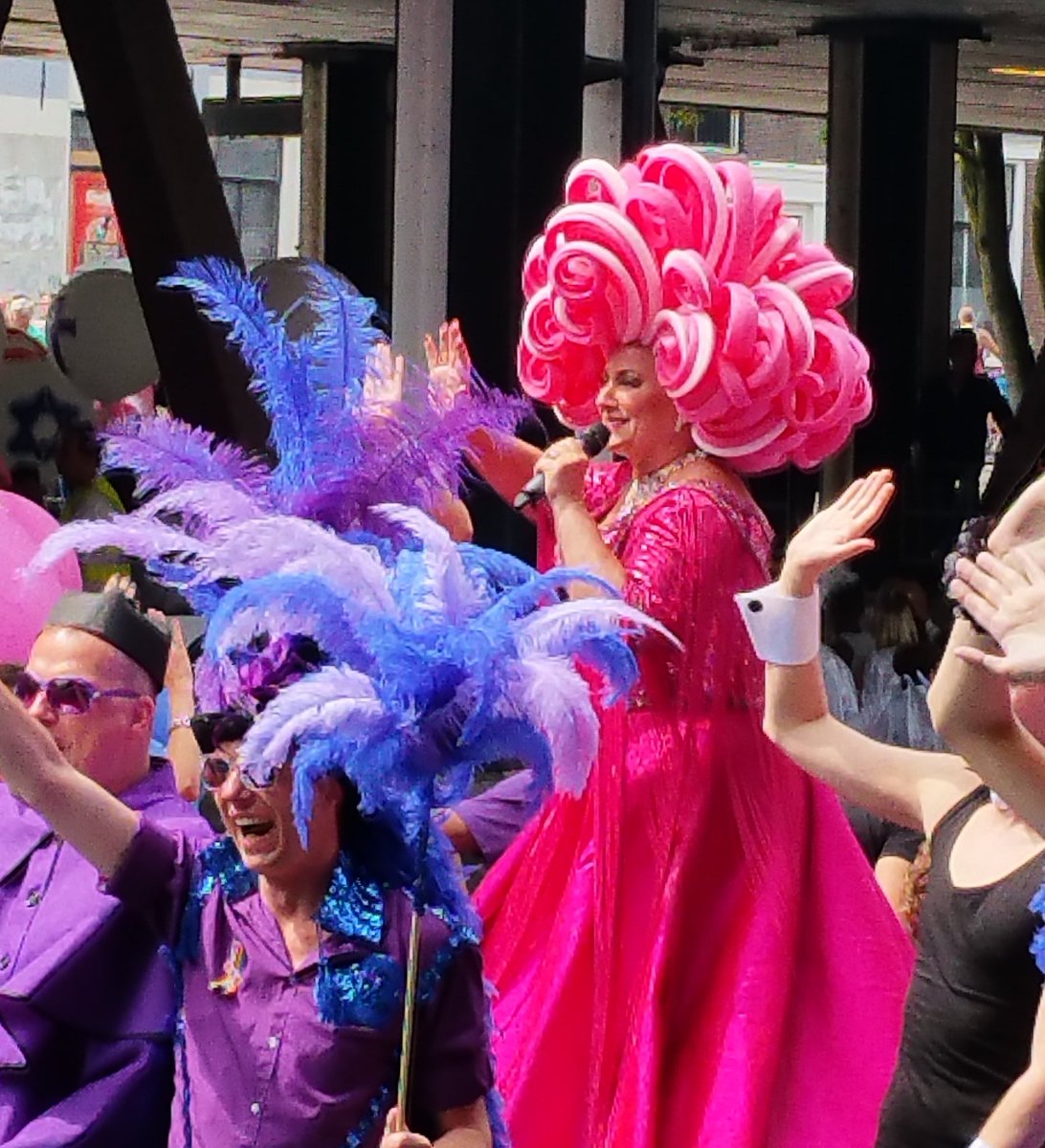 PrinsesChrissie's tweet photo. Karin Bloemen #beeldig!
#canalparade #Amsterdampride #europride https://t.co/CVi1M6FY7Q